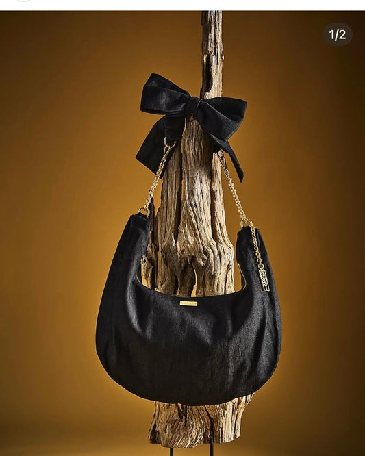 The "Muskobow" Handbag in Black